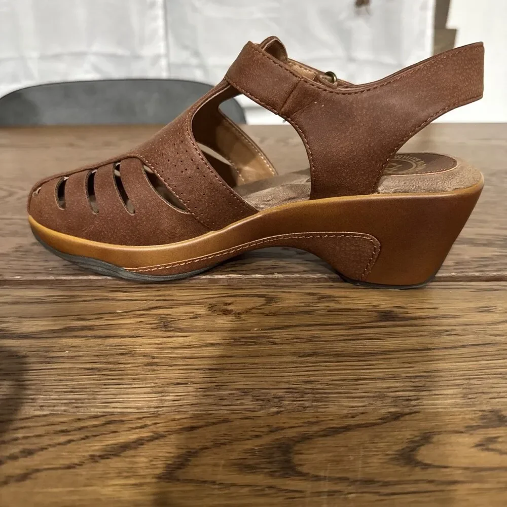 WHITE MOUNTAIN Women's Vie Heeled Cut-Out Clog 8w